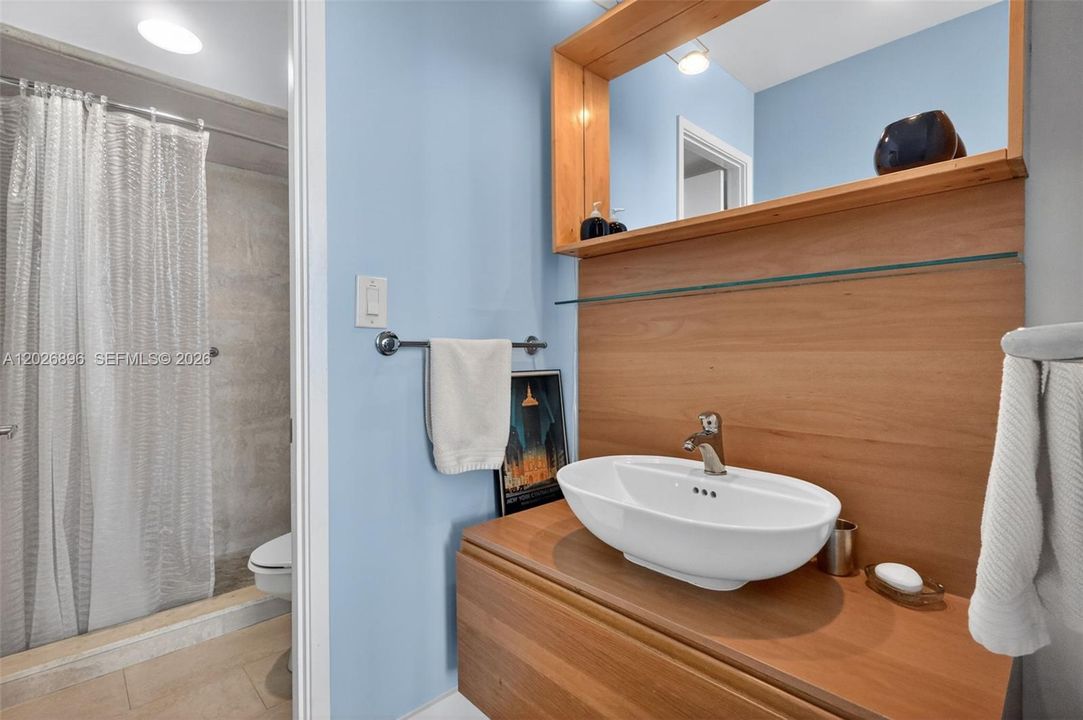 For Sale: $449,000 (1 beds, 2 baths, 912 Square Feet)