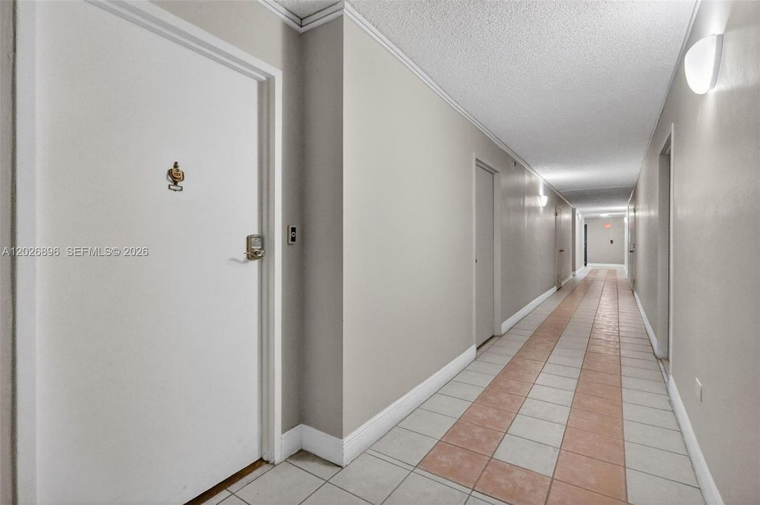 For Sale: $449,000 (1 beds, 2 baths, 912 Square Feet)