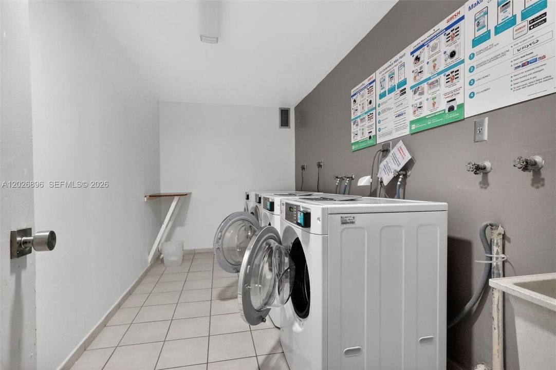For Sale: $449,000 (1 beds, 2 baths, 912 Square Feet)