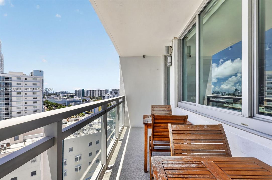 For Sale: $449,000 (1 beds, 2 baths, 912 Square Feet)