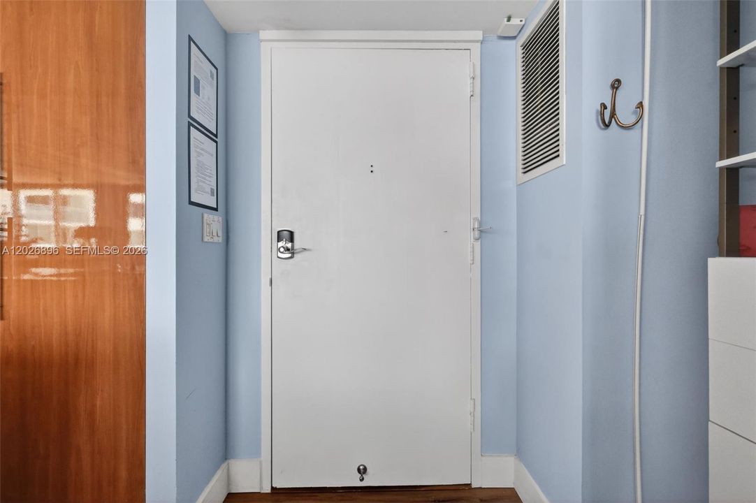 For Sale: $449,000 (1 beds, 2 baths, 912 Square Feet)