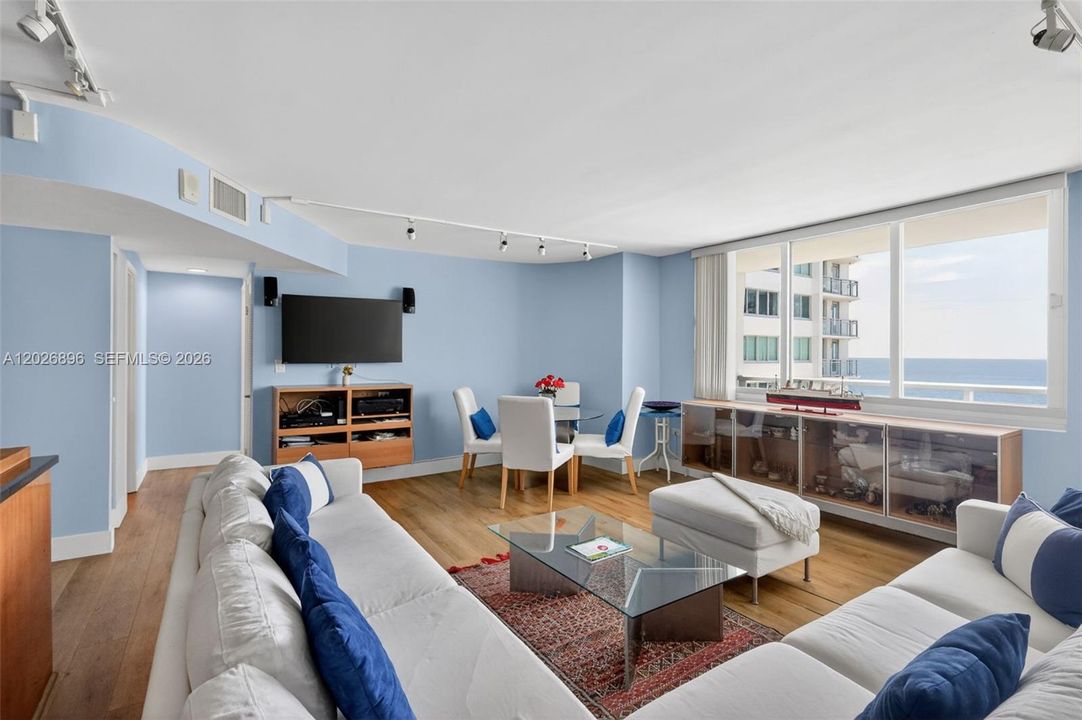 For Sale: $449,000 (1 beds, 2 baths, 912 Square Feet)