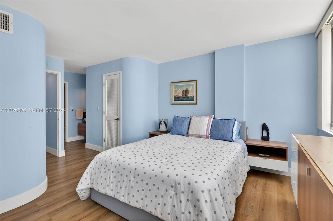 For Sale: $449,000 (1 beds, 2 baths, 912 Square Feet)