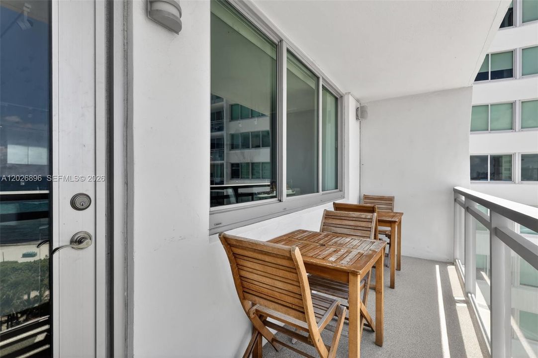 For Sale: $449,000 (1 beds, 2 baths, 912 Square Feet)