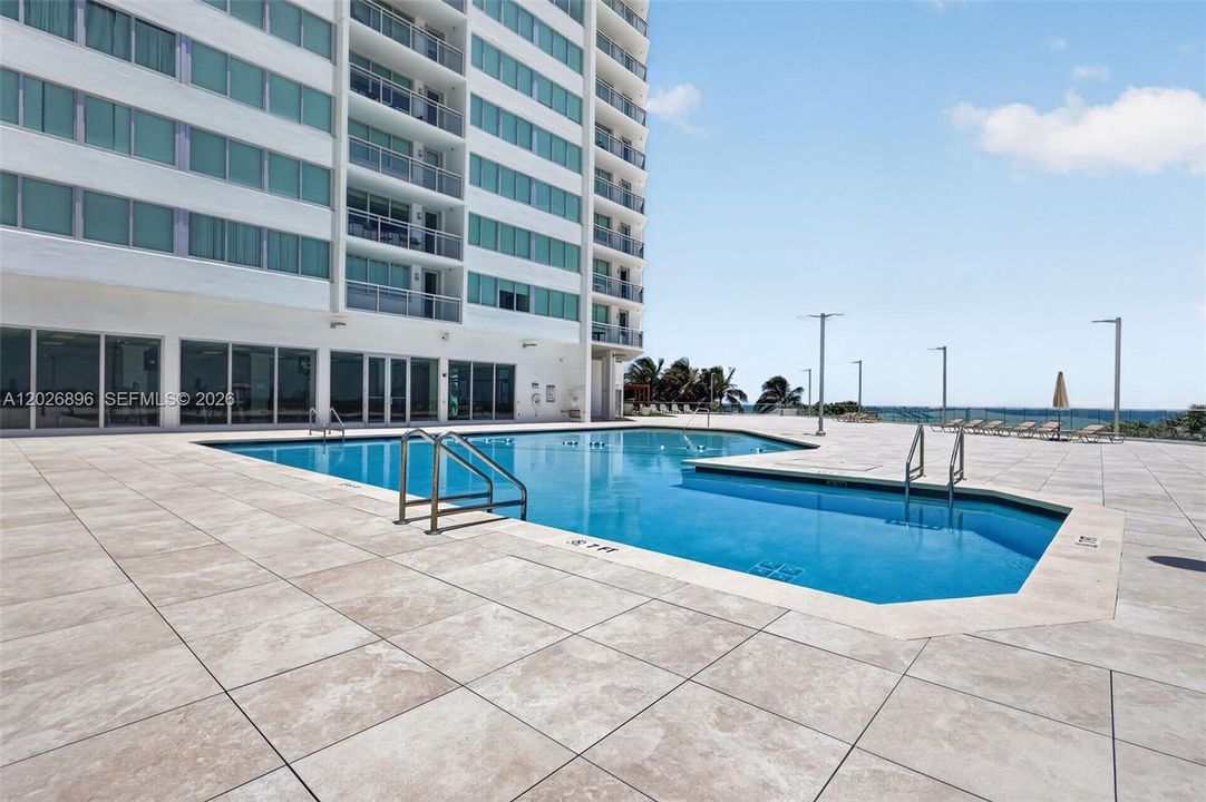 For Sale: $449,000 (1 beds, 2 baths, 912 Square Feet)