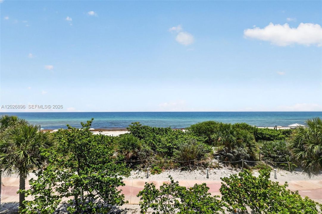 For Sale: $449,000 (1 beds, 2 baths, 912 Square Feet)