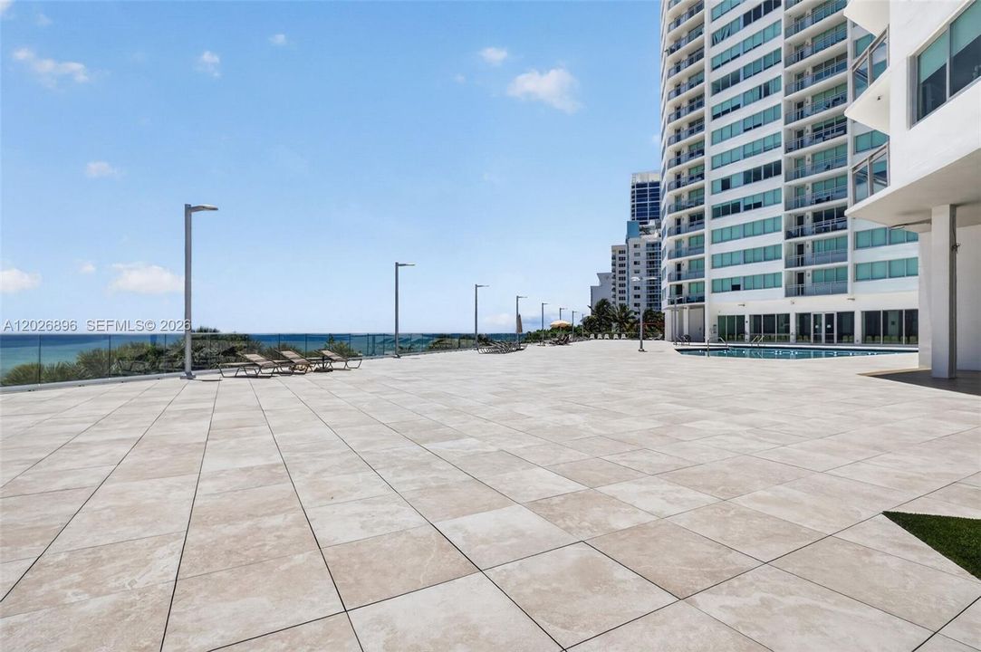For Sale: $449,000 (1 beds, 2 baths, 912 Square Feet)