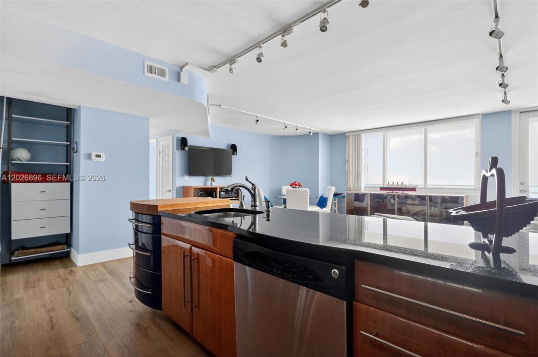 For Sale: $449,000 (1 beds, 2 baths, 912 Square Feet)
