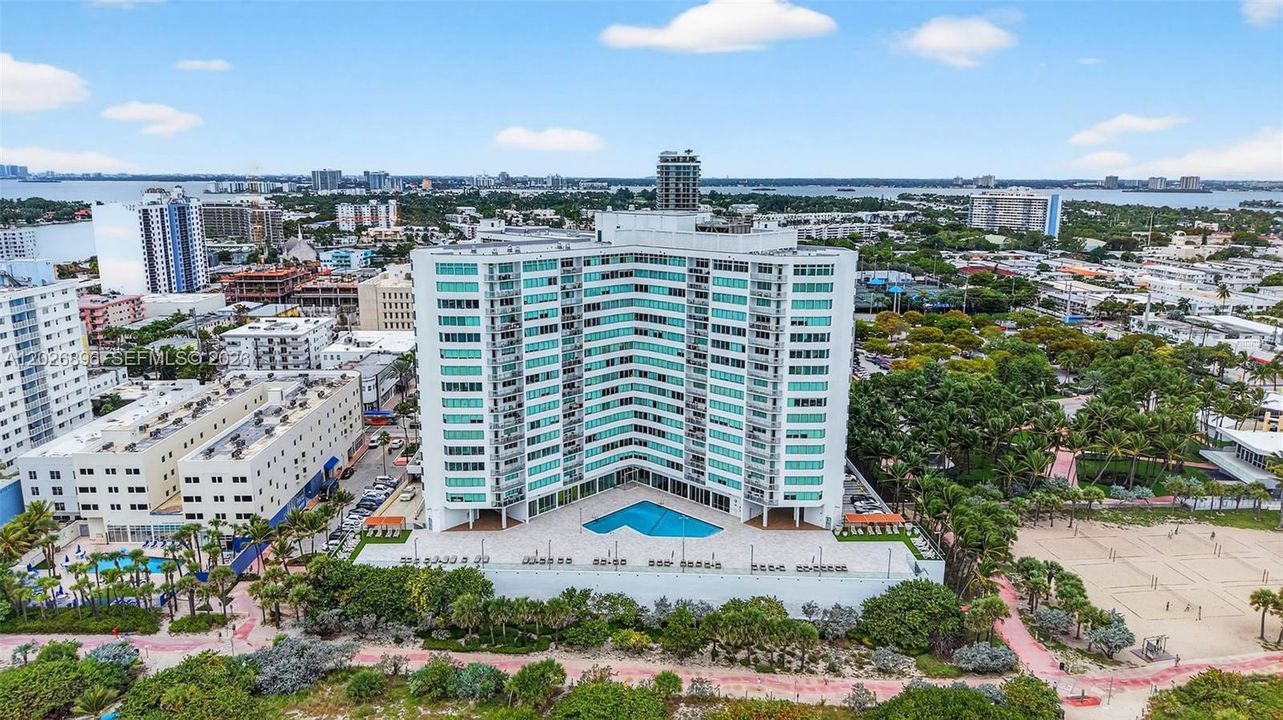 For Sale: $449,000 (1 beds, 2 baths, 912 Square Feet)