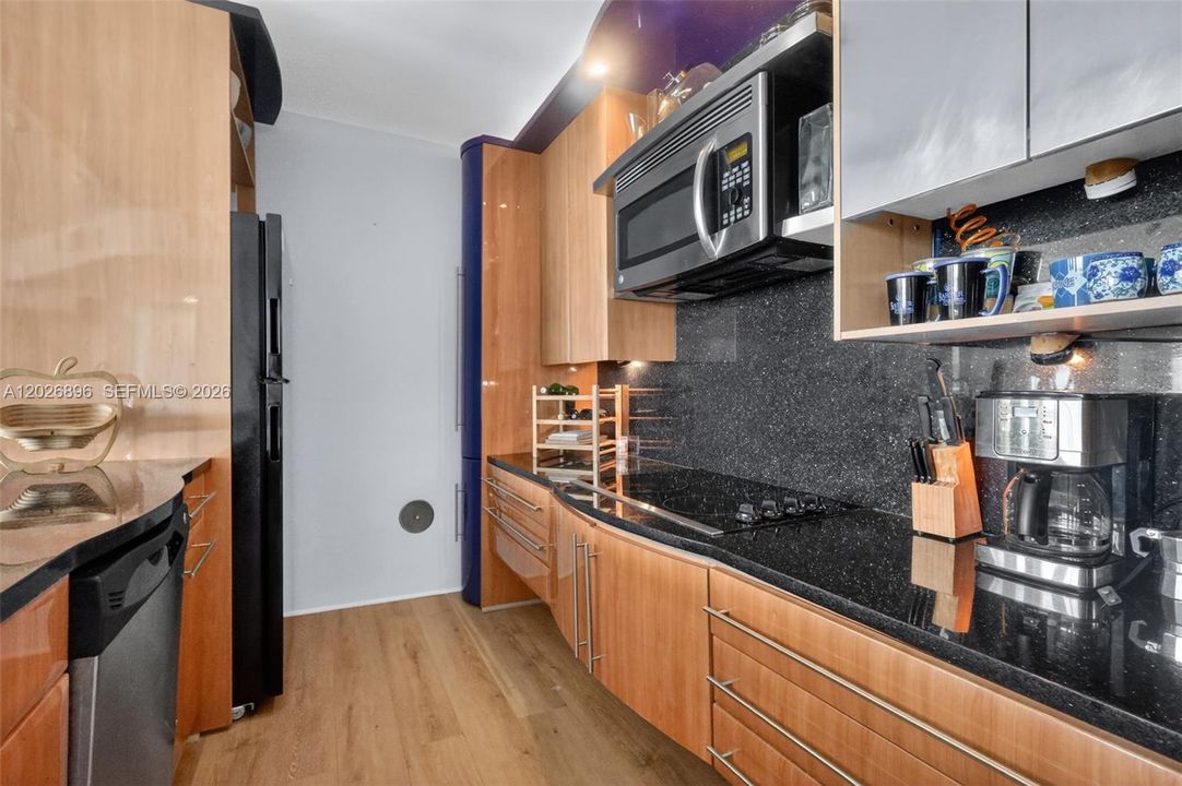 For Sale: $449,000 (1 beds, 2 baths, 912 Square Feet)