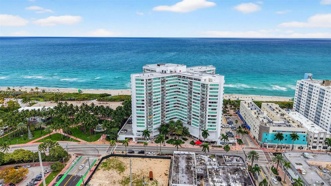 For Sale: $449,000 (1 beds, 2 baths, 912 Square Feet)