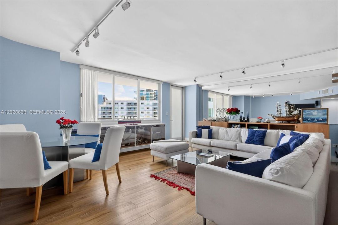 For Sale: $449,000 (1 beds, 2 baths, 912 Square Feet)