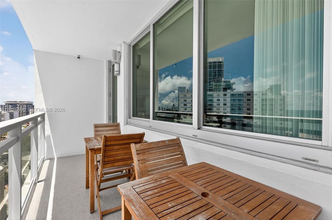 For Sale: $449,000 (1 beds, 2 baths, 912 Square Feet)