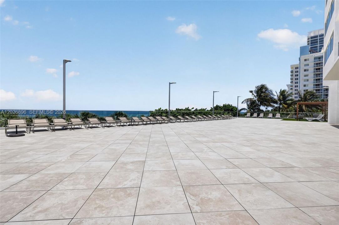 For Sale: $449,000 (1 beds, 2 baths, 912 Square Feet)