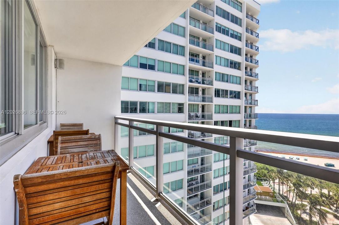 For Sale: $449,000 (1 beds, 2 baths, 912 Square Feet)