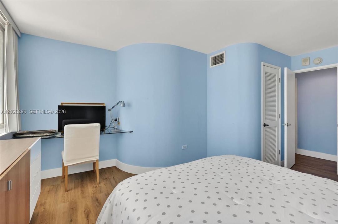 For Sale: $449,000 (1 beds, 2 baths, 912 Square Feet)