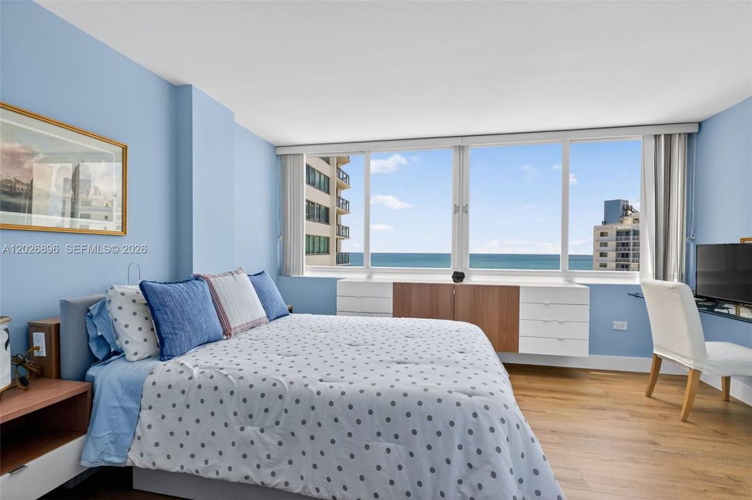 For Sale: $449,000 (1 beds, 2 baths, 912 Square Feet)