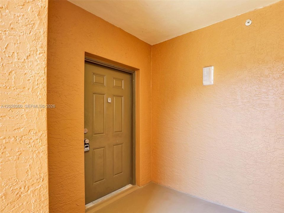 For Rent: $1,750 (1 beds, 1 baths, 744 Square Feet)