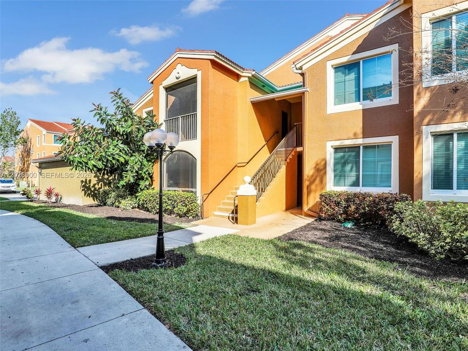 For Rent: $1,750 (1 beds, 1 baths, 744 Square Feet)