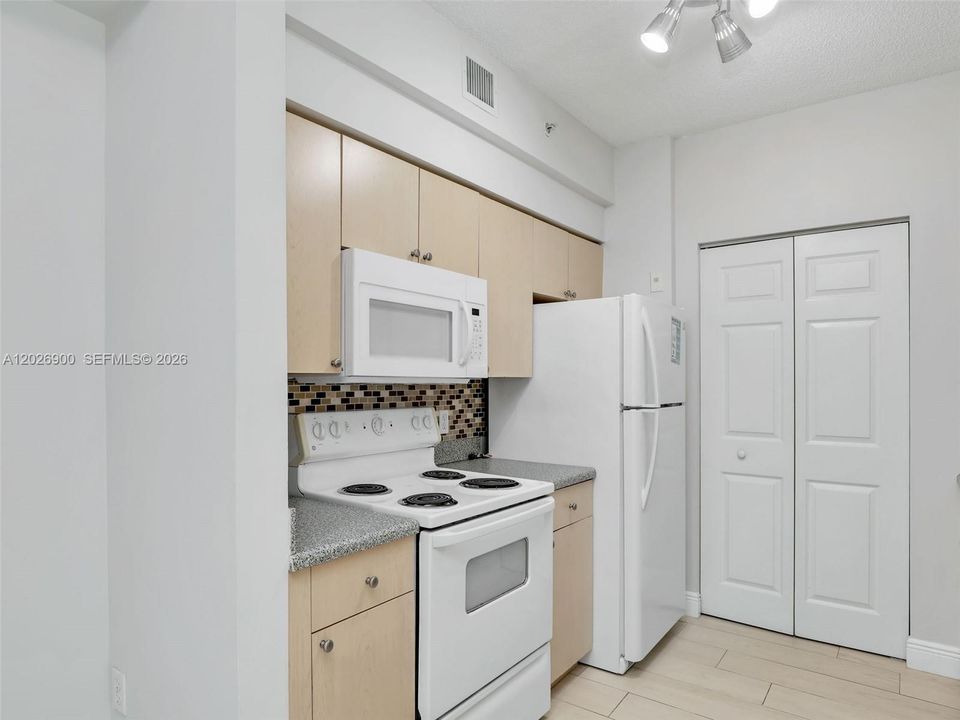 For Rent: $1,750 (1 beds, 1 baths, 744 Square Feet)
