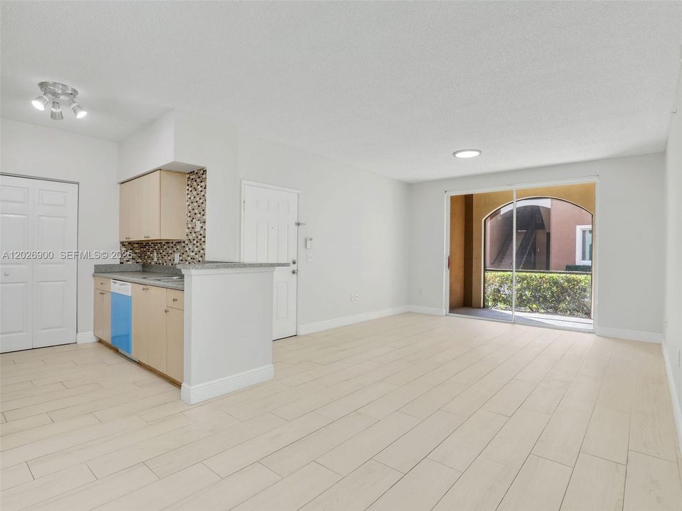 For Rent: $1,750 (1 beds, 1 baths, 744 Square Feet)