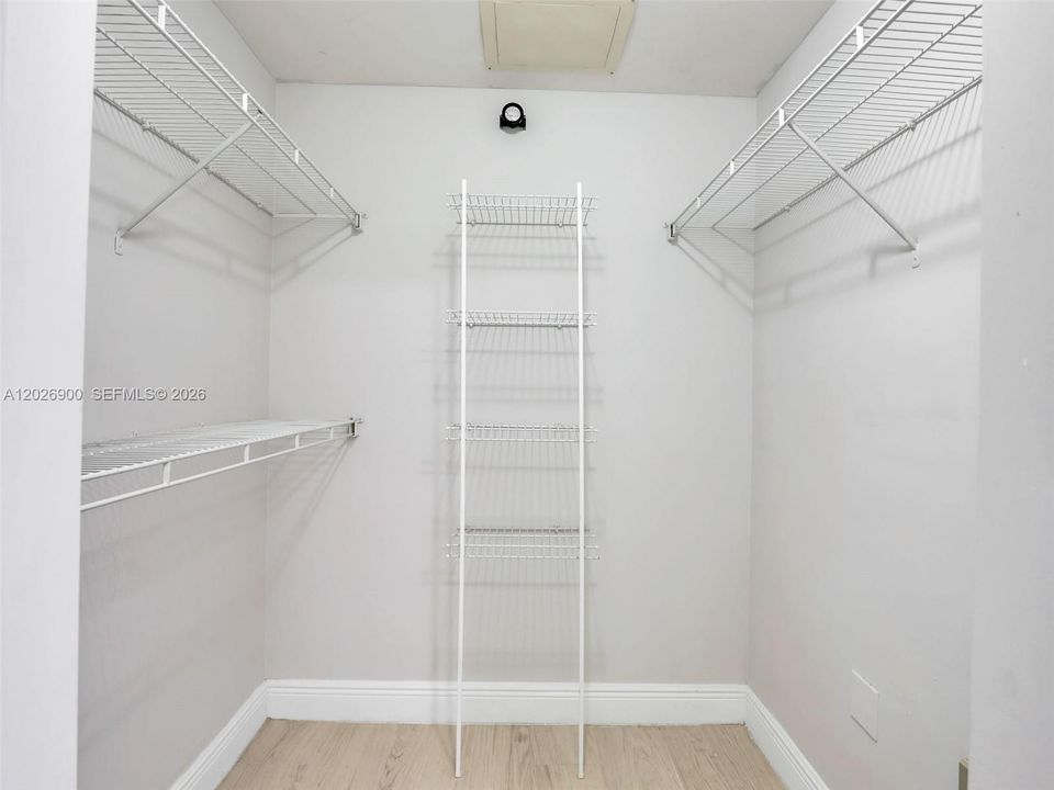For Rent: $1,750 (1 beds, 1 baths, 744 Square Feet)