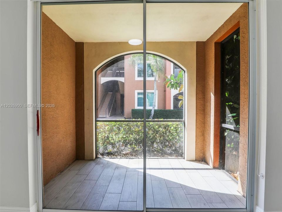 For Rent: $1,750 (1 beds, 1 baths, 744 Square Feet)
