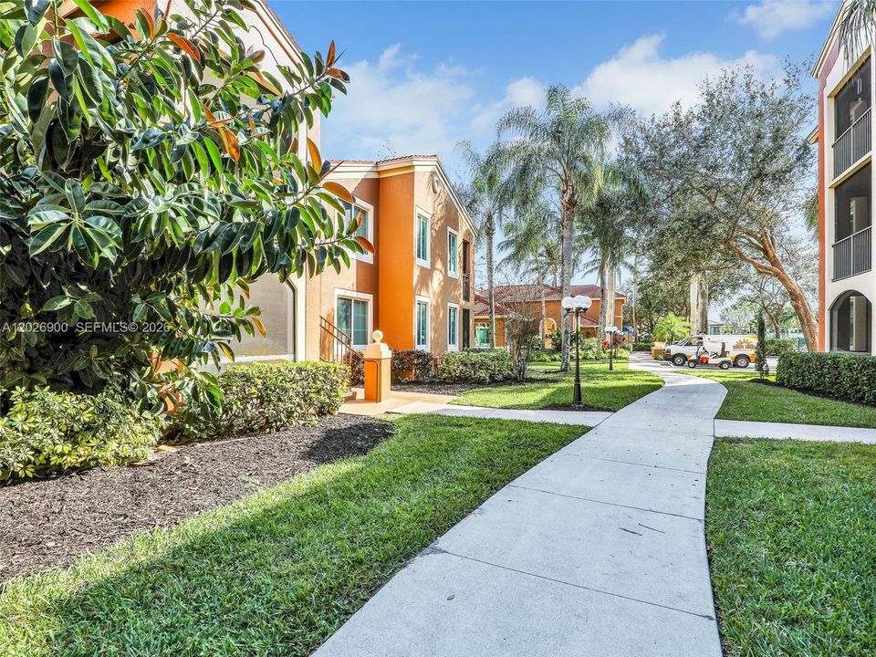 For Rent: $1,750 (1 beds, 1 baths, 744 Square Feet)