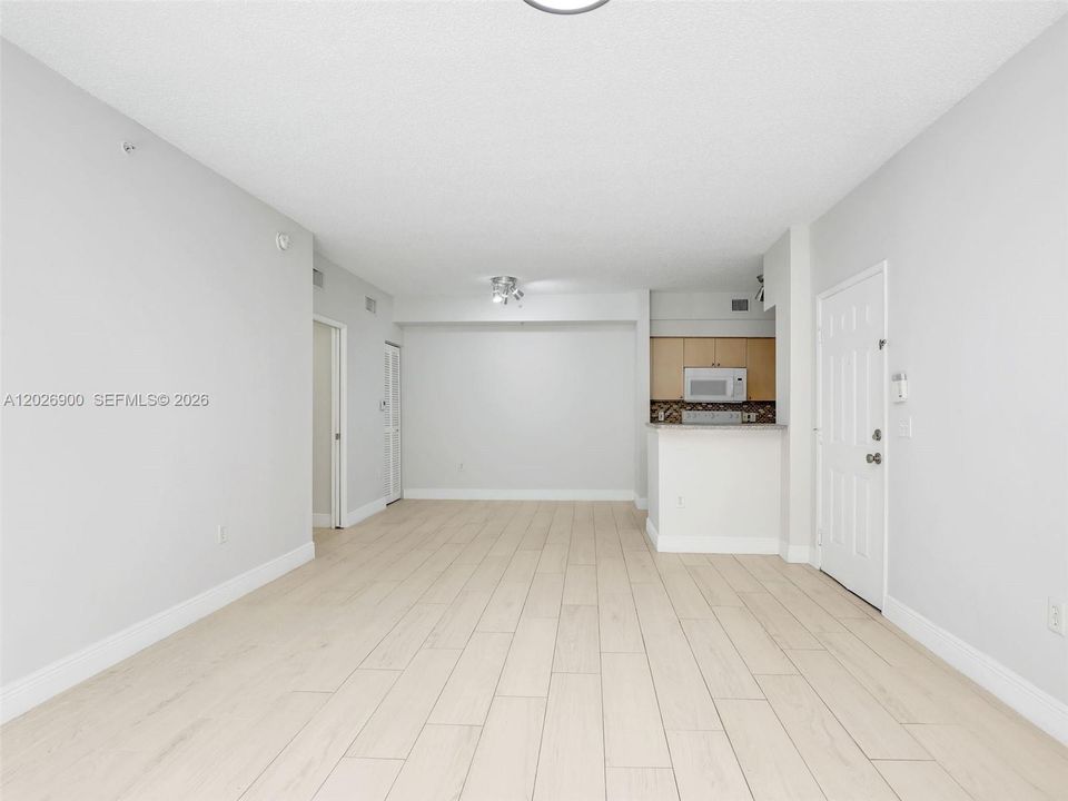 For Rent: $1,750 (1 beds, 1 baths, 744 Square Feet)