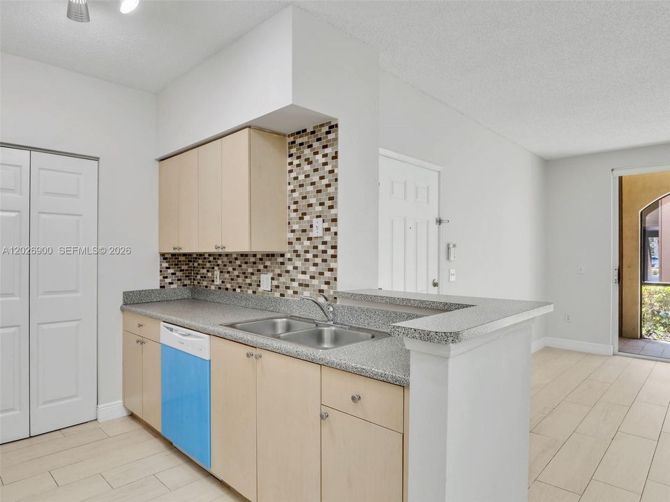 For Rent: $1,750 (1 beds, 1 baths, 744 Square Feet)