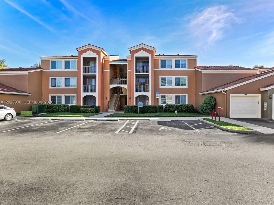 For Rent: $1,750 (1 beds, 1 baths, 744 Square Feet)
