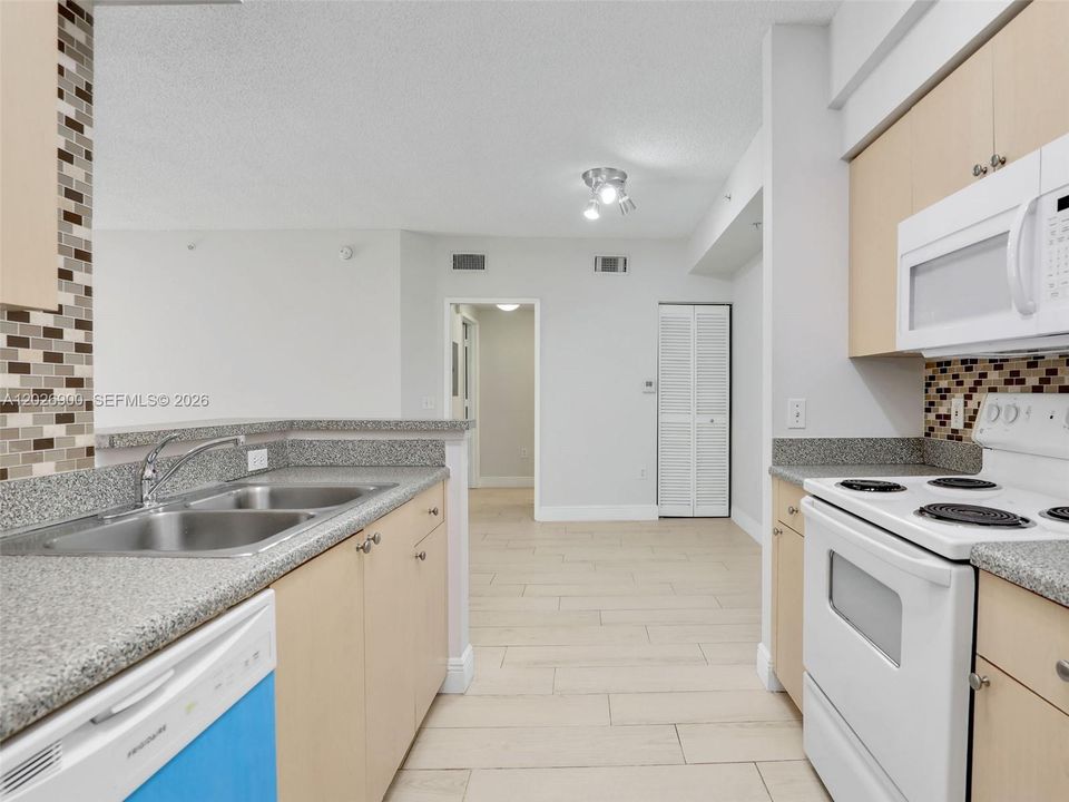 For Rent: $1,750 (1 beds, 1 baths, 744 Square Feet)