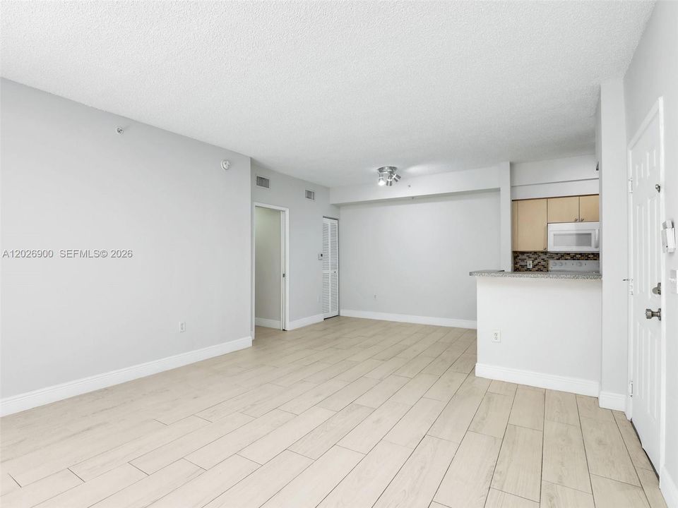 For Rent: $1,750 (1 beds, 1 baths, 744 Square Feet)