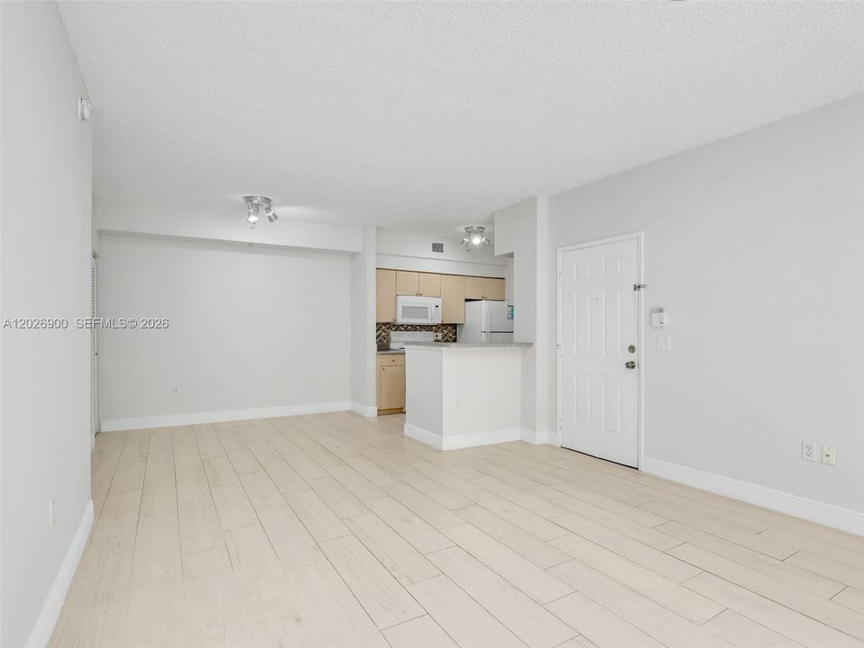 For Rent: $1,750 (1 beds, 1 baths, 744 Square Feet)