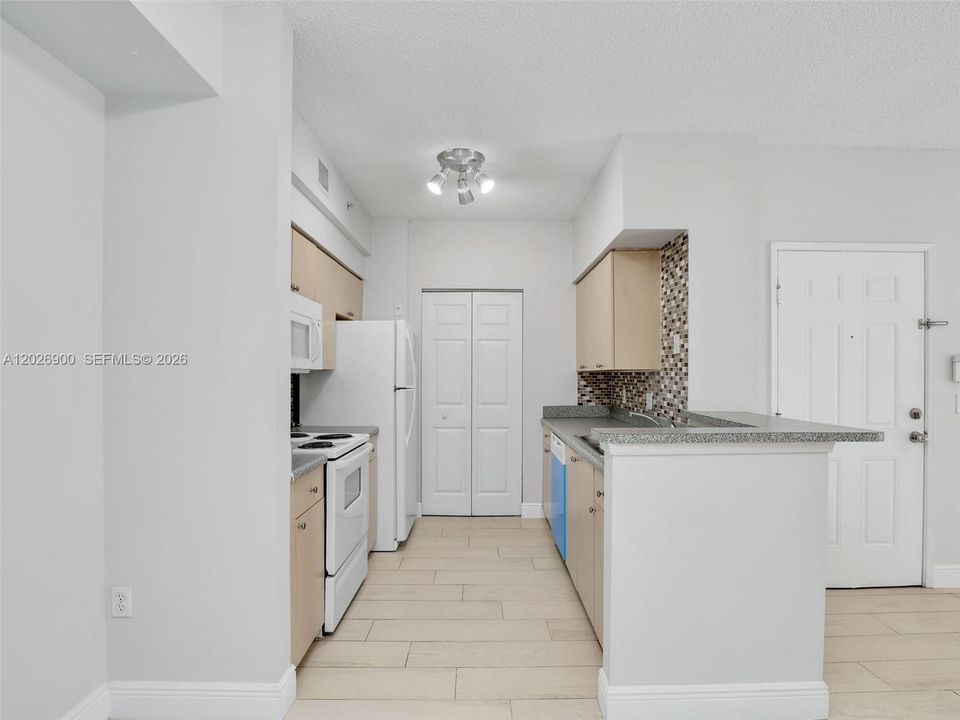 For Rent: $1,750 (1 beds, 1 baths, 744 Square Feet)