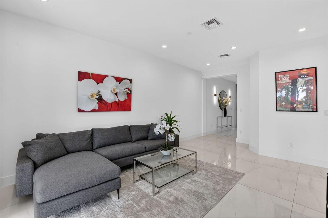 9-web-or-mls-4130 NW 17 Ave (16)