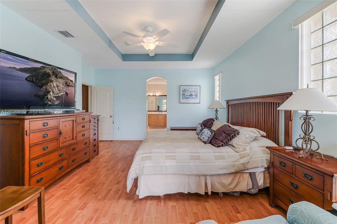 En Venta: $650,000 (3 camas, 2 baños, 2054 Pies cuadrados)
