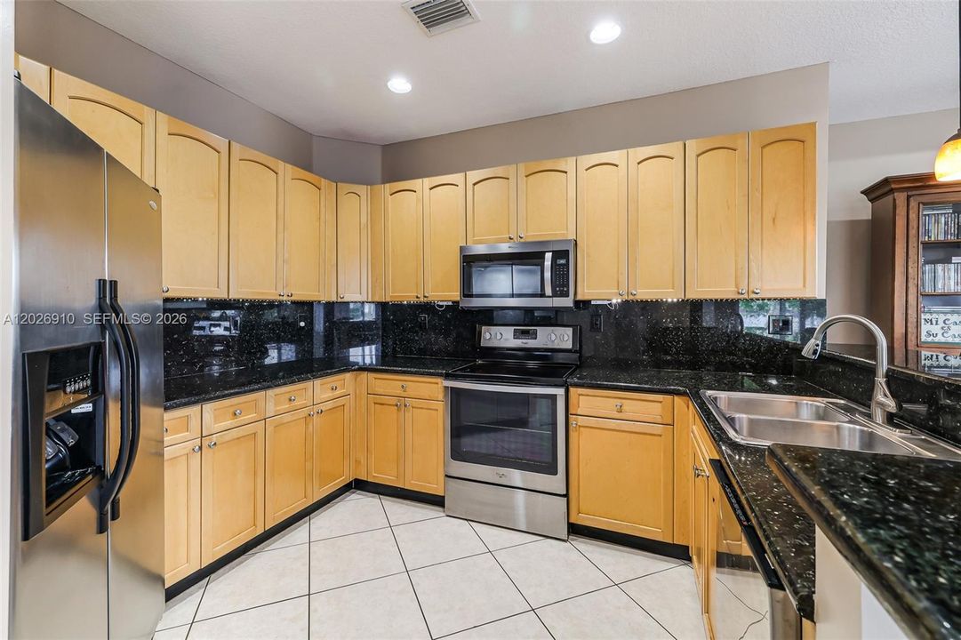 En Venta: $650,000 (3 camas, 2 baños, 2054 Pies cuadrados)