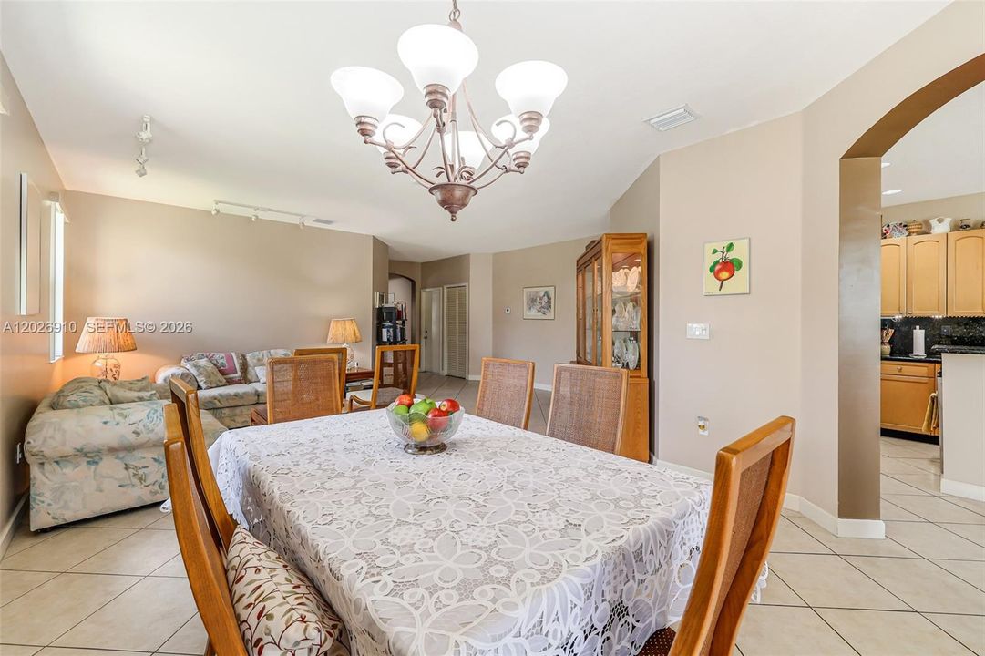 En Venta: $650,000 (3 camas, 2 baños, 2054 Pies cuadrados)