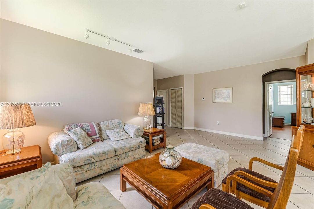 En Venta: $650,000 (3 camas, 2 baños, 2054 Pies cuadrados)