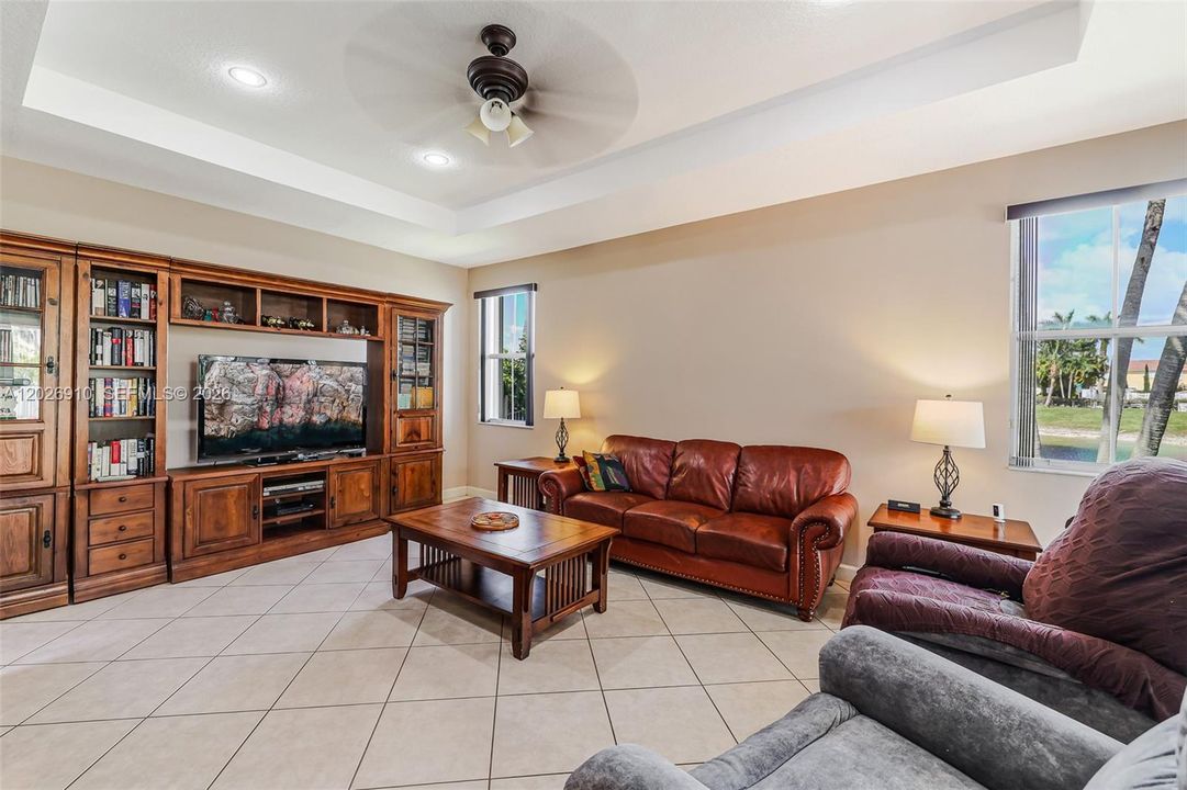 En Venta: $650,000 (3 camas, 2 baños, 2054 Pies cuadrados)