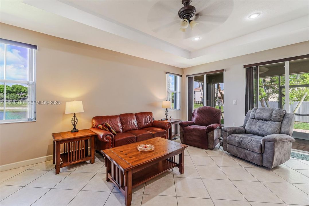 En Venta: $650,000 (3 camas, 2 baños, 2054 Pies cuadrados)