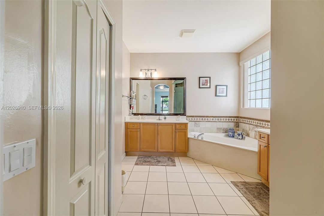 En Venta: $650,000 (3 camas, 2 baños, 2054 Pies cuadrados)