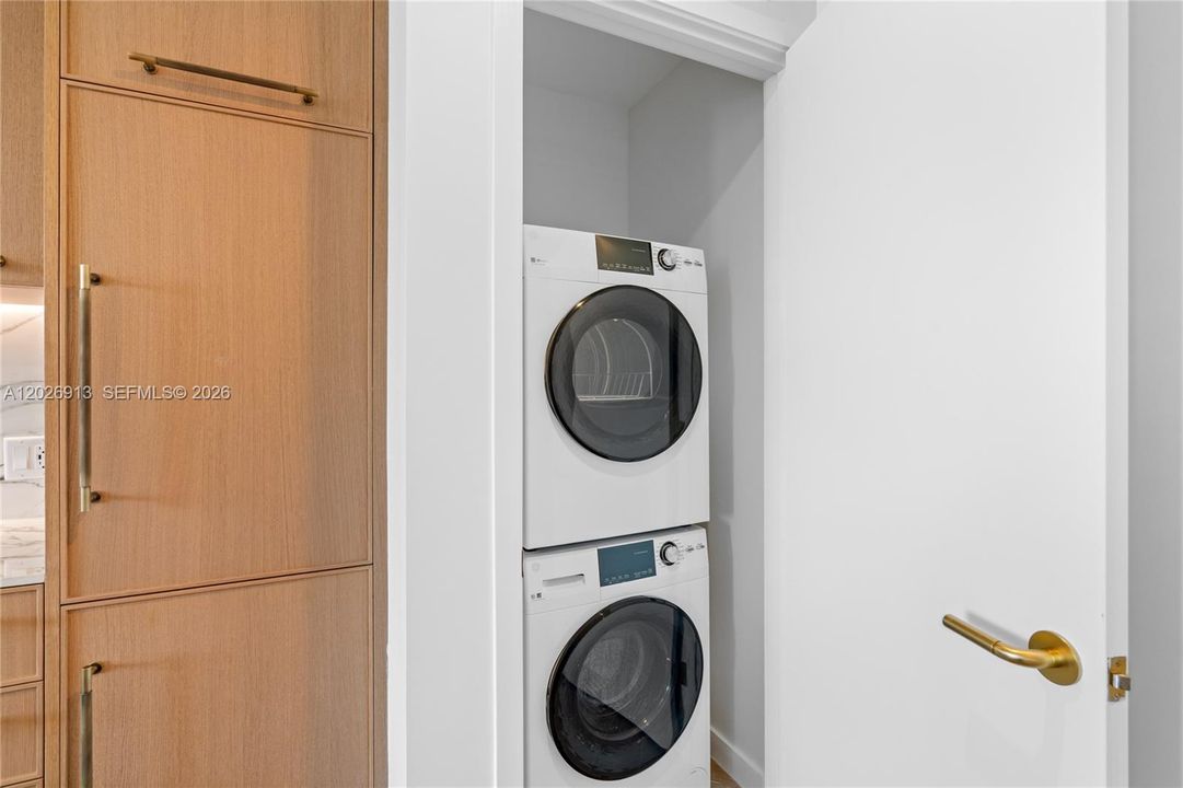 For Sale: $799,000 (1 beds, 1 baths, 720 Square Feet)