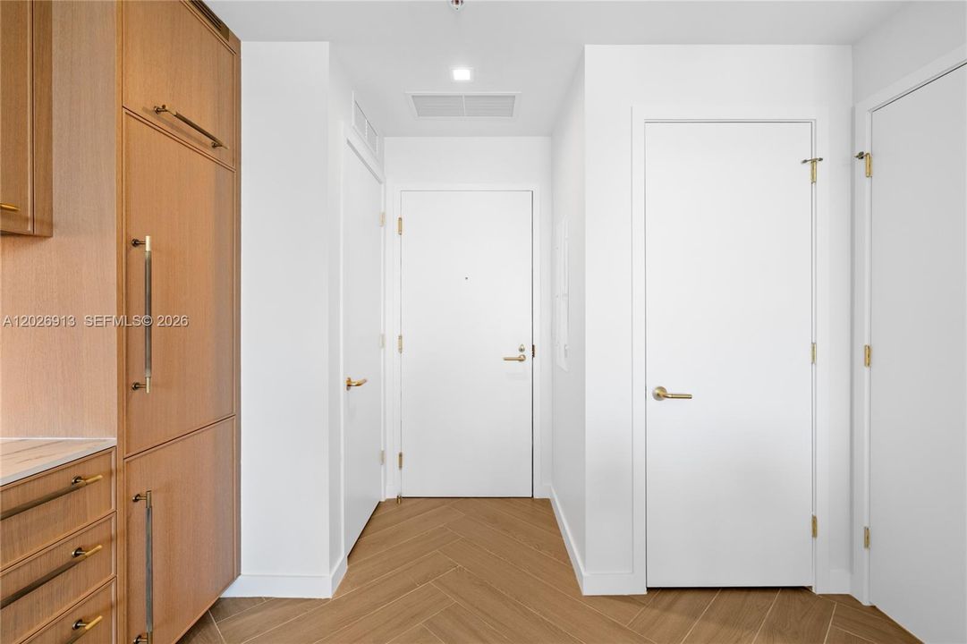 For Sale: $799,000 (1 beds, 1 baths, 720 Square Feet)