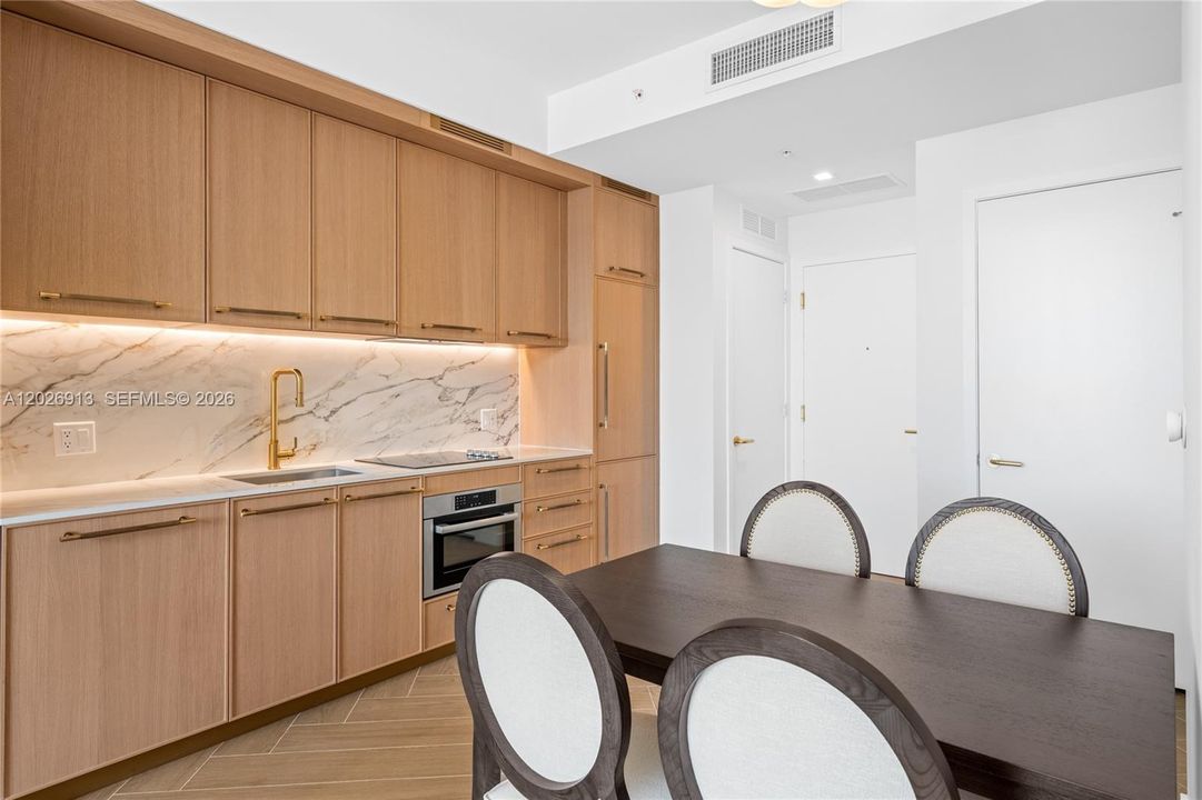 For Sale: $799,000 (1 beds, 1 baths, 720 Square Feet)