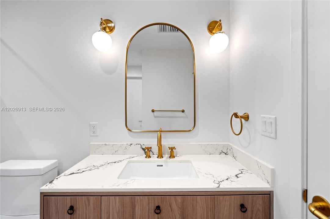 For Sale: $799,000 (1 beds, 1 baths, 720 Square Feet)