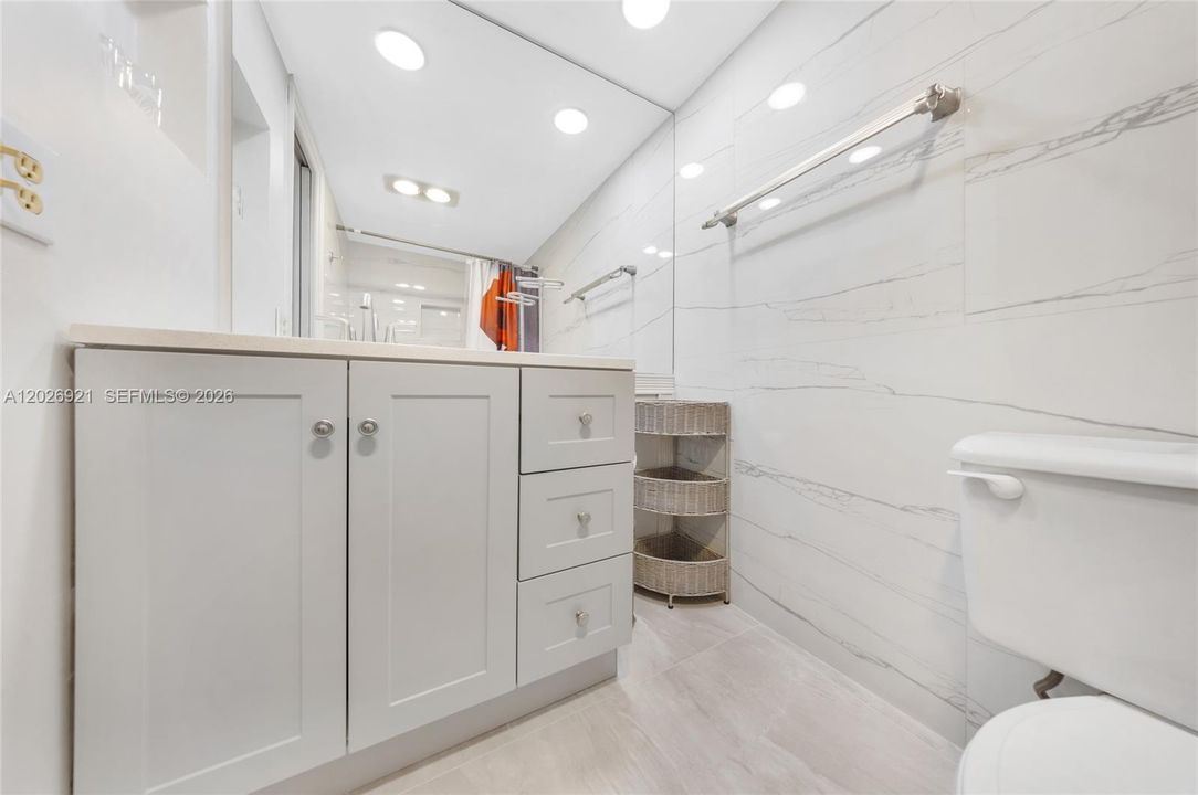 For Sale: $250,000 (2 beds, 2 baths, 1100 Square Feet)