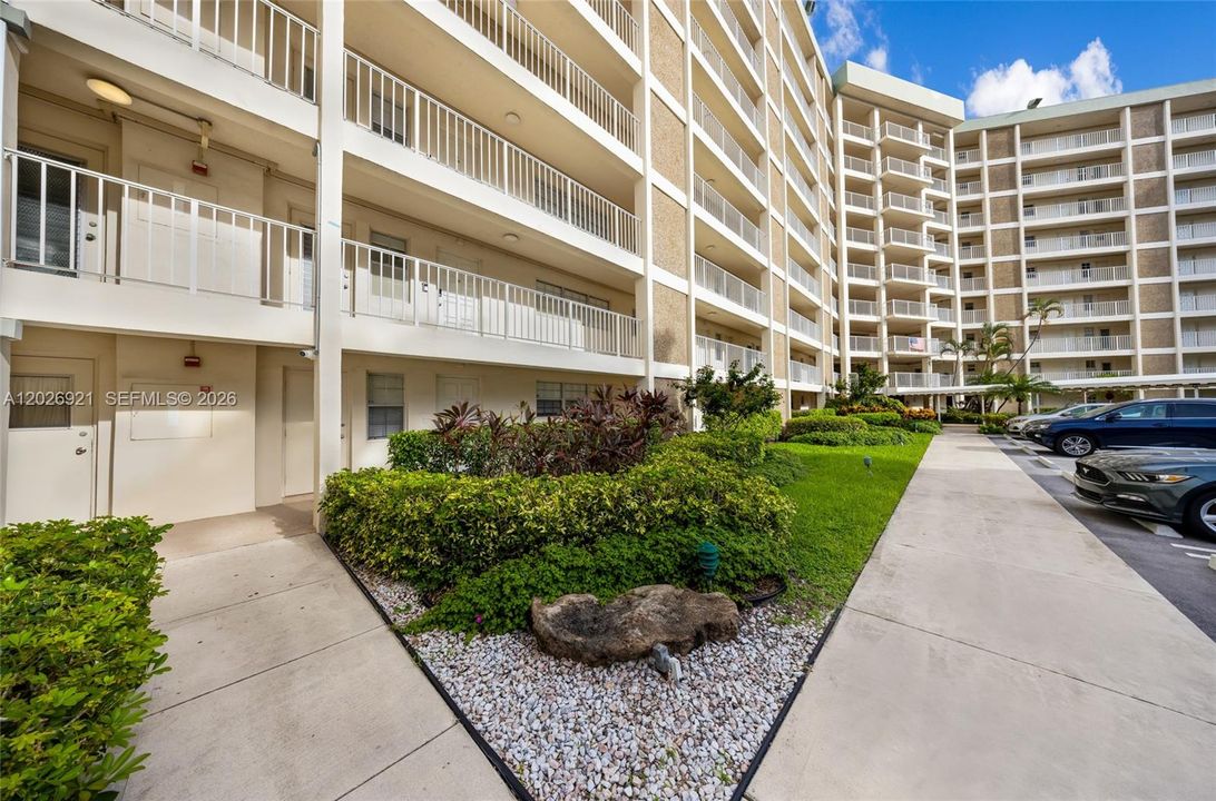 For Sale: $250,000 (2 beds, 2 baths, 1100 Square Feet)