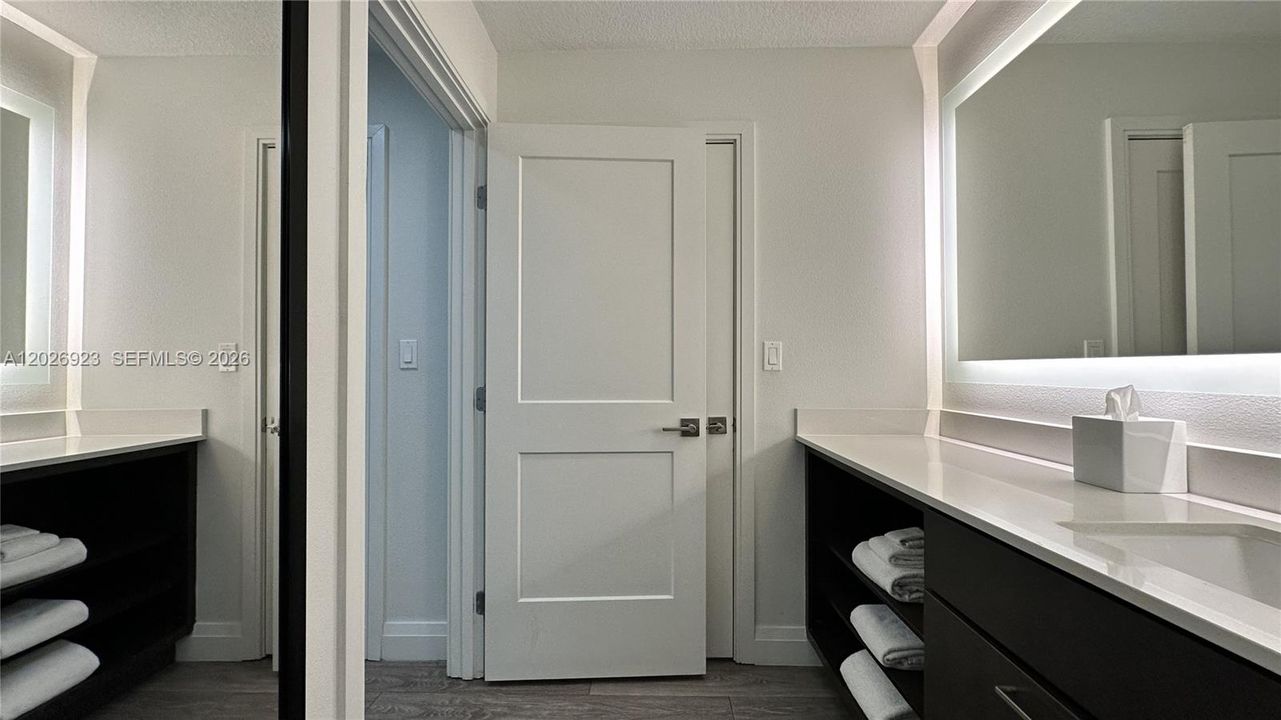 Guest bathroom to hallway